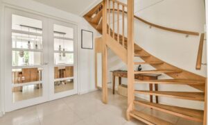 Read more about the article How to make a wooden staircase: tools and techniques for everyone