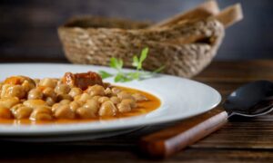 Read more about the article How to make stew with canned chickpeas without a pressure cooker: flavor and tradition