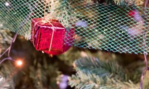 Read more about the article How to decorate a Christmas tree with tinsel: ideas and useful tips