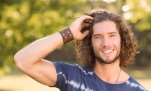 Read more about the article Key steps to achieve and maintain long hair in men