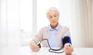 Read more about the article Discover how to raise blood pressure in the elderly if it drops too much