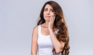 Read more about the article How to fix a broken tooth without going to the dentist: everything you need to know