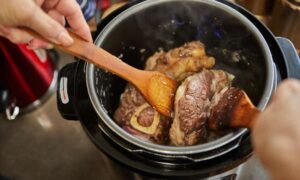 Read more about the article How to make pork cheeks in a pressure cooker step by step