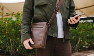 Read more about the article Features and tips for choosing your new men’s leather shoulder bag