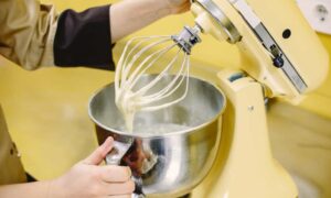 Read more about the article How to whip cream with a mixer: complete guide and useful tips