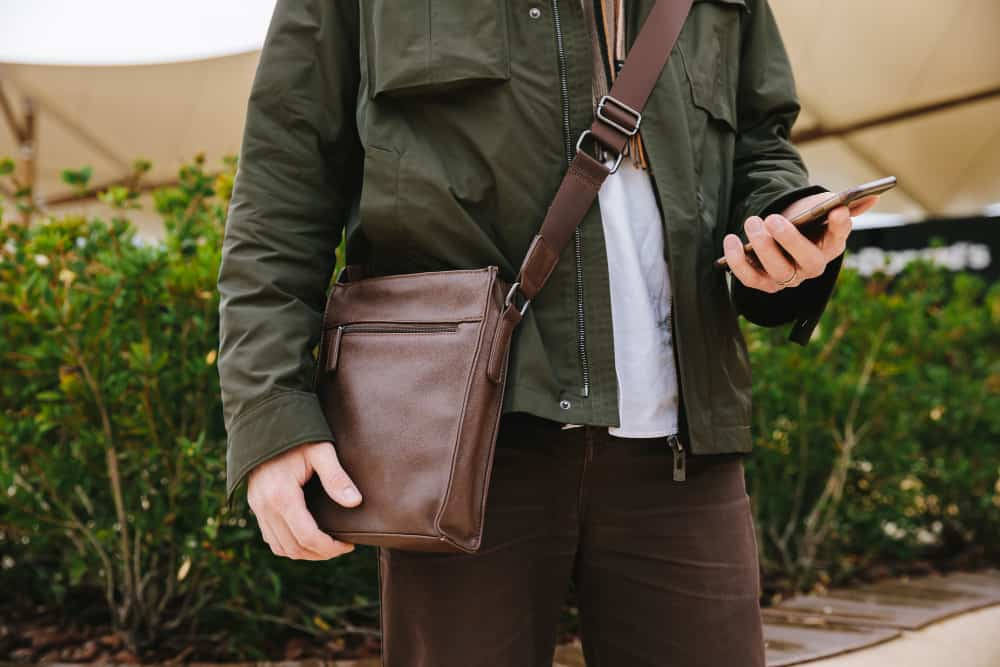 Men's leather shoulder bag