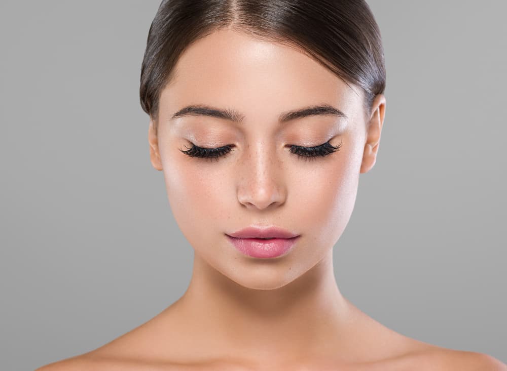 young girl with eyelash extensions