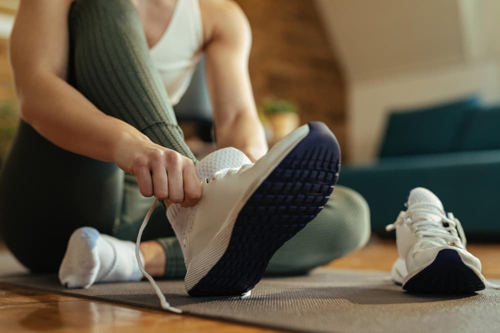 girl trying to enlarge her sneakers