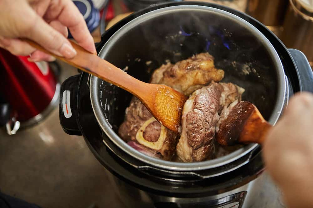 How to make pork cheeks in a pressure cooker